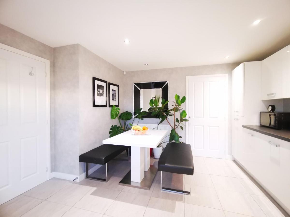 The Lawnswood - Central Manchester Holiday Home With Free Parking Exterior photo